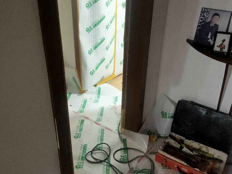 衛(wèi)生間拆除裝修:首先，拆除瓷磚時要用電，而電是從客廳臨時拉的，為了避免在施工過程中發(fā)生觸電的現(xiàn)象，最好將電拉進(jìn)衛(wèi)生間內(nèi)。其次，舊房改造拆除瓷磚時可以用沖擊電鉆，這種工具方便快捷，可自由更換。但在使用前應(yīng)檢查其是否靈活，可以通過空轉(zhuǎn)一分鐘的方法進(jìn)行檢驗。用完之后及時進(jìn)行清理。最后，梯子也是必不可少的工具之一，它可以幫助工人拆掉處于高處的瓷磚，還可以架起臨時插座。 用具的拆除，這一工程根據(jù)施工工人工作的習(xí)慣，有兩種拆除方式，可以提前將其拆除，也可以在拆磚的過程中同時進(jìn)行。但并不是所有的用具都可以提前拆除，馬桶必須在瓷磚拆除之后才可以拆掉，要不然掉落的瓷磚會砸壞馬桶。用具拆除后，應(yīng)將露出的電線接口用絕緣的東西綁住。