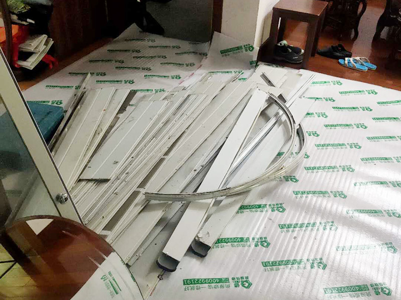 衛(wèi)生間拆除裝修:首先，拆除瓷磚時要用電，而電是從客廳臨時拉的，為了避免在施工過程中發(fā)生觸電的現(xiàn)象，最好將電拉進(jìn)衛(wèi)生間內(nèi)。其次，舊房改造拆除瓷磚時可以用沖擊電鉆，這種工具方便快捷，可自由更換。但在使用前應(yīng)檢查其是否靈活，可以通過空轉(zhuǎn)一分鐘的方法進(jìn)行檢驗。用完之后及時進(jìn)行清理。最后，梯子也是必不可少的工具之一，它可以幫助工人拆掉處于高處的瓷磚，還可以架起臨時插座。 用具的拆除，這一工程根據(jù)施工工人工作的習(xí)慣，有兩種拆除方式，可以提前將其拆除，也可以在拆磚的過程中同時進(jìn)行。但并不是所有的用具都可以提前拆除，馬桶必須在瓷磚拆除之后才可以拆掉，要不然掉落的瓷磚會砸壞馬桶。用具拆除后，應(yīng)將露出的電線接口用絕緣的東西綁住。