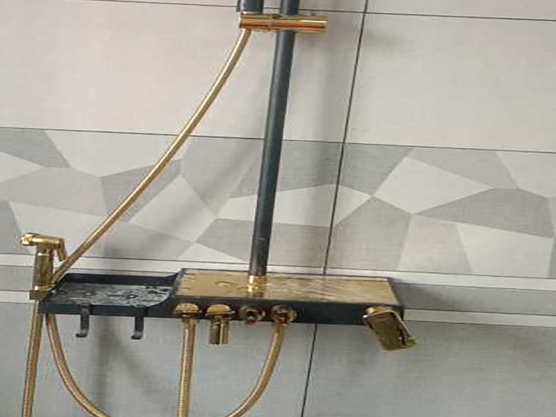 臺盆五金安裝：1.檢查預留給排水管路，安裝支撐洗面盆臺面的鋼制支架。 2.根據臺下盆包裝箱內的臺面切割圖將臺面開孔打磨完畢。 3.按照安裝的龍頭和臺面尺寸正確切割龍頭安裝孔，打磨。 4.把洗面盆暫時放入已開好的臺面安裝口內，檢查間隙，并做好記號。 5.檢查校驗后，把洗面盆放平，在洗臉盆邊緣上口涂上硅膠密封材料后，把洗面盆小心放入臺面下，對準安裝孔，跟先前的記號相校準并向上壓緊，并使用廠家隨貨附帶的臉盆與臺面的連接件，將洗臉盆與臺面緊密連接。 6.臺下盆邊緣打膠。 7.安裝臺下盆上下五金件。 8.等密封膠硬化后，連接進水和排水管件。