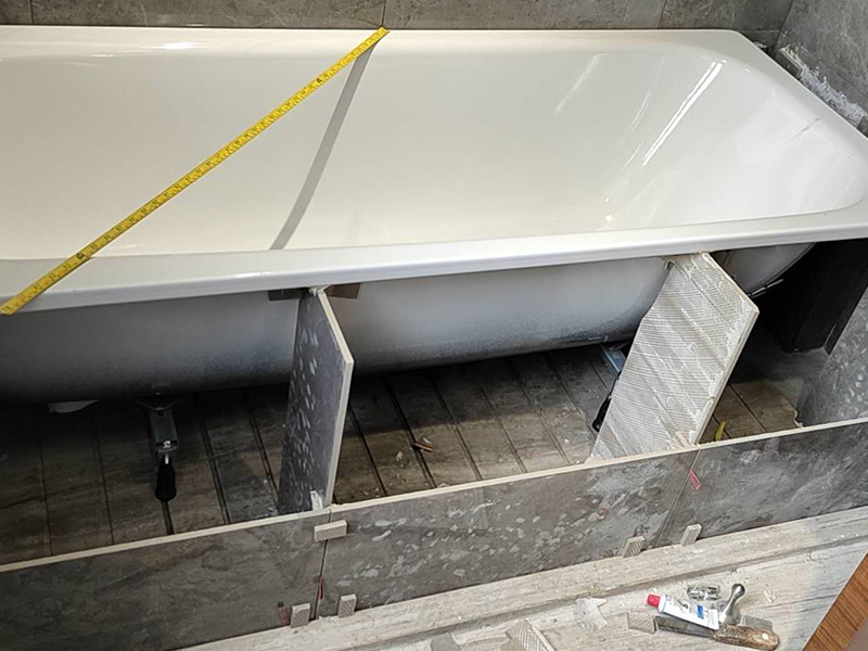 衛(wèi)生間浴缸安裝:1、在安裝裙板浴缸時，其裙板底部應(yīng)緊貼地面，樓板在排水處應(yīng)預(yù)留250～300mm洞孔，便于排水安裝，在浴缸排水端部墻體設(shè)置檢修孔。 2、其他各類浴缸可根據(jù)有關(guān)標(biāo)準(zhǔn)或用戶需求確定浴缸上平面高度。然后砌兩條磚基礎(chǔ)后安裝浴缸。如浴缸側(cè)邊砌裙墻，應(yīng)在浴缸排水處設(shè)置檢修孔或在排水端部墻上開設(shè)檢修孔。 3、各種浴缸冷、熱水龍頭或混合龍頭其高度應(yīng)高出浴缸上平面150mm。安裝時應(yīng)不損壞鍍鉻層。鍍鉻罩與墻面應(yīng)緊貼。 4、固定式淋浴器、軟管淋浴器其高度可按有關(guān)標(biāo)準(zhǔn)或按用戶需求安裝。 5、浴缸安裝上平面必須用水平尺校驗平整，不得側(cè)斜。浴盆上口側(cè)邊與墻面結(jié)合處應(yīng)用密封膏填嵌密實。 6、浴缸排水與排水管連接應(yīng)牢固密實，且便于拆卸，連接處不得敞口。 7、水件安裝完畢后，應(yīng)該實驗各個出水口是否暢順，并且關(guān)閉去水閥，給浴缸內(nèi)蓄水，觀察會不會漏水，最后再打開去水，觀察排水速度是否正常，并且看看有沒有水從浴缸底部溢出到外面。