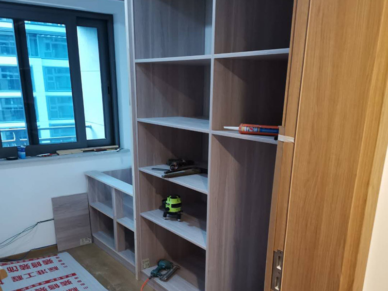 定制衣柜安裝：檢測包裝是否完好無損，一旦發(fā)現(xiàn)有破損，及時要求現(xiàn)場安裝人員開箱檢查破損部位的內(nèi)部家具，是否有磕碰、劃傷等運輸問題。 開箱后檢查收到產(chǎn)品的外觀和配件，是否完全符合自己當(dāng)初的訂單要求，如果有玻璃制品或者是塑料制品，建議檢查是否有破碎或者是變形等等。 在安裝的過程中要做好監(jiān)督工作，注意對家中其他位置的保護，尤其是地板、門套、門、墻紙、燈具等，避免受到剮蹭等問題，同時也要防止衣柜本身受到損壞。 注意保持衛(wèi)生，如果您是更換家里的舊家具，這一點就尤為重要。定制家具不同于成品家具，很多東西是在家中安裝完成的，必然要有一些打孔、切割等工作，所以會產(chǎn)生一些鋸末和灰塵。