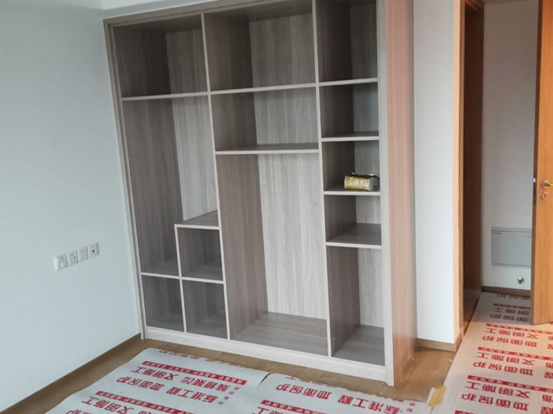 定制衣柜安裝：檢測包裝是否完好無損，一旦發(fā)現(xiàn)有破損，及時要求現(xiàn)場安裝人員開箱檢查破損部位的內(nèi)部家具，是否有磕碰、劃傷等運輸問題。 開箱后檢查收到產(chǎn)品的外觀和配件，是否完全符合自己當(dāng)初的訂單要求，如果有玻璃制品或者是塑料制品，建議檢查是否有破碎或者是變形等等。 在安裝的過程中要做好監(jiān)督工作，注意對家中其他位置的保護，尤其是地板、門套、門、墻紙、燈具等，避免受到剮蹭等問題，同時也要防止衣柜本身受到損壞。 注意保持衛(wèi)生，如果您是更換家里的舊家具，這一點就尤為重要。定制家具不同于成品家具，很多東西是在家中安裝完成的，必然要有一些打孔、切割等工作，所以會產(chǎn)生一些鋸末和灰塵。