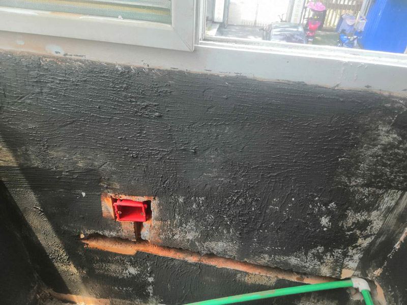 陽(yáng)臺(tái)墻面修補(bǔ)翻新：陽(yáng)臺(tái)地面的防水，第一就是要確保地面有一定的坡度向排水口傾斜。第二就是要確保陽(yáng)臺(tái)和客廳至少要有2-3公分的高度差。接著，我們一起來(lái)看下陽(yáng)臺(tái)防水如何先材與施工。陽(yáng)臺(tái)防水我們可以選用通用型GS防水涂料或柔韌型防水JS防水涂料，也可以兩種交叉配合使用，防水都能達(dá)到理想效果。 特別是南方，陽(yáng)臺(tái)窗的施工質(zhì)量，通常是您家庭能否安然度過(guò)臺(tái)風(fēng)季度的關(guān)鍵所在。陽(yáng)臺(tái)窗的防水，第一要重視窗的質(zhì)量，密封性要好。防水框的里外向不要搞錯(cuò)。