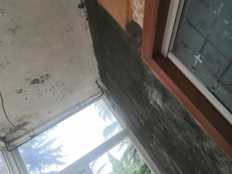 陽(yáng)臺(tái)墻面修補(bǔ)翻新：陽(yáng)臺(tái)地面的防水，第一就是要確保地面有一定的坡度向排水口傾斜。第二就是要確保陽(yáng)臺(tái)和客廳至少要有2-3公分的高度差。接著，我們一起來(lái)看下陽(yáng)臺(tái)防水如何先材與施工。陽(yáng)臺(tái)防水我們可以選用通用型GS防水涂料或柔韌型防水JS防水涂料，也可以兩種交叉配合使用，防水都能達(dá)到理想效果。 特別是南方，陽(yáng)臺(tái)窗的施工質(zhì)量，通常是您家庭能否安然度過(guò)臺(tái)風(fēng)季度的關(guān)鍵所在。陽(yáng)臺(tái)窗的防水，第一要重視窗的質(zhì)量，密封性要好。防水框的里外向不要搞錯(cuò)。