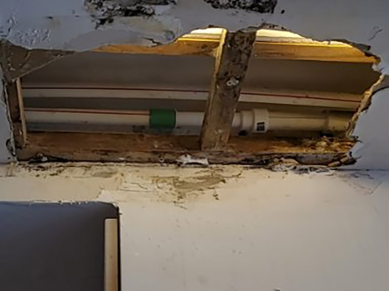 水管更換維修：檢查進(jìn)水管的螺絲，看是否生銹。 如果生銹可用扳手輕輕敲去銹。 螺絲一般是六角螺絲，好用方便。 同時擰下龍頭這邊的螺絲。 如果鐵銹太嚴(yán)重可用鉗子夾住一段，避免龍頭或者水管被擰壞。