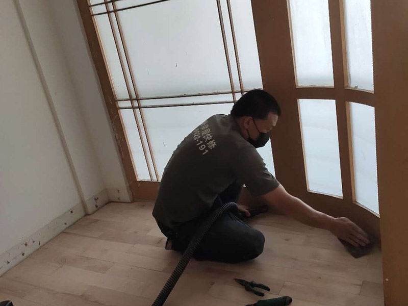 實(shí)木地板翻新打蠟：利用稀釋工具對(duì)中性清潔劑進(jìn)行合理比例的稀釋，利用清洗機(jī)和稀釋好的中性清潔劑將地面清洗干凈，盡量將地板打掃干凈。 在潔凈干燥的地表面落底蠟兩遍，然后利用風(fēng)干機(jī)對(duì)落蠟的地面進(jìn)行全面性的風(fēng)干；待底蠟干燥后，再在其表面落面蠟兩遍，利用風(fēng)干機(jī)對(duì)其進(jìn)行風(fēng)干。 待蠟面徹底干燥后，用高速拋光機(jī)配合拋光墊進(jìn)行均勻、勻速的拋光即可。經(jīng)打蠟拋光的地面，光亮整潔、自然鏡面可達(dá)到90％以上，感觀效果特佳。