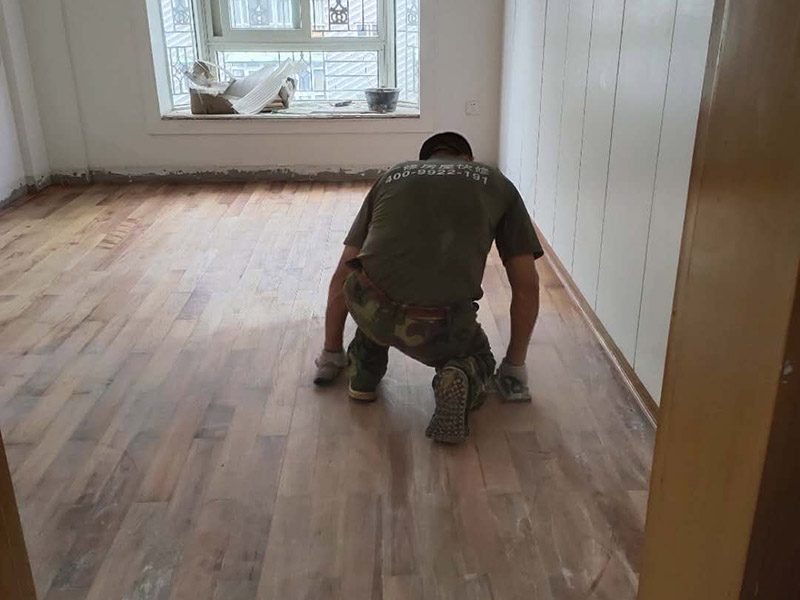 實(shí)木地板翻新打蠟：利用稀釋工具對(duì)中性清潔劑進(jìn)行合理比例的稀釋，利用清洗機(jī)和稀釋好的中性清潔劑將地面清洗干凈，盡量將地板打掃干凈。 在潔凈干燥的地表面落底蠟兩遍，然后利用風(fēng)干機(jī)對(duì)落蠟的地面進(jìn)行全面性的風(fēng)干；待底蠟干燥后，再在其表面落面蠟兩遍，利用風(fēng)干機(jī)對(duì)其進(jìn)行風(fēng)干。 待蠟面徹底干燥后，用高速拋光機(jī)配合拋光墊進(jìn)行均勻、勻速的拋光即可。經(jīng)打蠟拋光的地面，光亮整潔、自然鏡面可達(dá)到90％以上，感觀效果特佳。