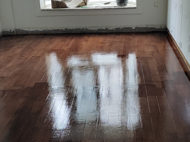 實(shí)木地板翻新打蠟：利用稀釋工具對(duì)中性清潔劑進(jìn)行合理比例的稀釋，利用清洗機(jī)和稀釋好的中性清潔劑將地面清洗干凈，盡量將地板打掃干凈。 在潔凈干燥的地表面落底蠟兩遍，然后利用風(fēng)干機(jī)對(duì)落蠟的地面進(jìn)行全面性的風(fēng)干；待底蠟干燥后，再在其表面落面蠟兩遍，利用風(fēng)干機(jī)對(duì)其進(jìn)行風(fēng)干。 待蠟面徹底干燥后，用高速拋光機(jī)配合拋光墊進(jìn)行均勻、勻速的拋光即可。經(jīng)打蠟拋光的地面，光亮整潔、自然鏡面可達(dá)到90％以上，感觀效果特佳。