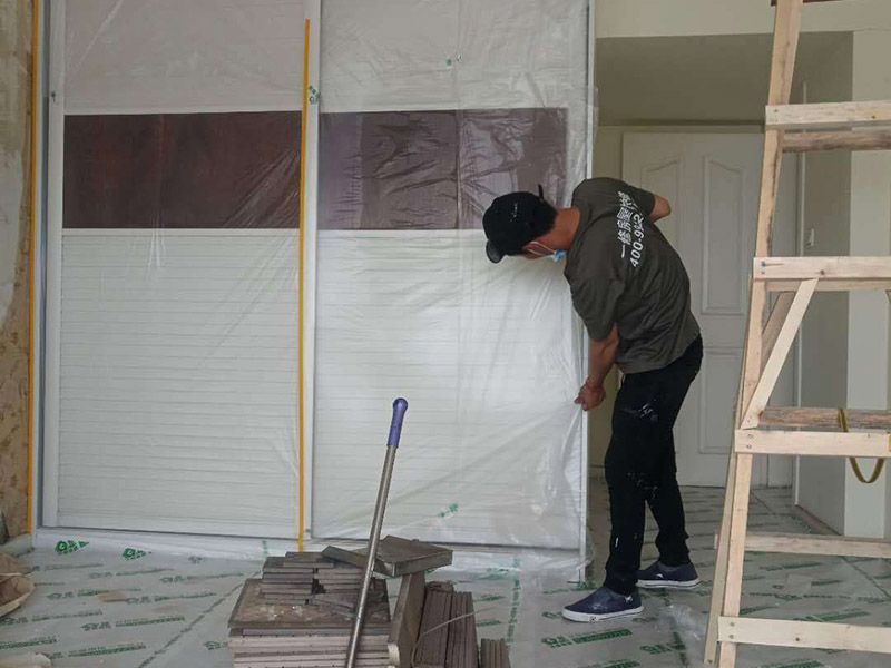 舊房裝修成品保護(hù)：在施工過程中，有bai些分項(xiàng)、分部工程已經(jīng)完成，其du他工zhi程尚在施工，或者某些部位已經(jīng)完成，其他部位正在施工，如果對(duì)已完成的成品，不采取妥善的措施加以保護(hù)，就會(huì)造成損傷，影響質(zhì)量。這樣，不僅會(huì)增加修補(bǔ)工作量，浪費(fèi)工料，拖延工期；更嚴(yán)重的是有的損傷難以恢復(fù)到原料，成為永久性的缺陷。因此，搞好成品保護(hù)，是一項(xiàng)關(guān)系到確保工程質(zhì)量、降低工程成本，按期竣工的重要環(huán)節(jié)。