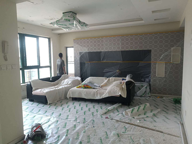 舊房裝修成品保護(hù)：在施工過程中，有bai些分項(xiàng)、分部工程已經(jīng)完成，其du他工zhi程尚在施工，或者某些部位已經(jīng)完成，其他部位正在施工，如果對(duì)已完成的成品，不采取妥善的措施加以保護(hù)，就會(huì)造成損傷，影響質(zhì)量。這樣，不僅會(huì)增加修補(bǔ)工作量，浪費(fèi)工料，拖延工期；更嚴(yán)重的是有的損傷難以恢復(fù)到原料，成為永久性的缺陷。因此，搞好成品保護(hù)，是一項(xiàng)關(guān)系到確保工程質(zhì)量、降低工程成本，按期竣工的重要環(huán)節(jié)。