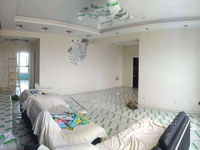 舊房裝修成品保護(hù)：在施工過程中，有bai些分項(xiàng)、分部工程已經(jīng)完成，其du他工zhi程尚在施工，或者某些部位已經(jīng)完成，其他部位正在施工，如果對(duì)已完成的成品，不采取妥善的措施加以保護(hù)，就會(huì)造成損傷，影響質(zhì)量。這樣，不僅會(huì)增加修補(bǔ)工作量，浪費(fèi)工料，拖延工期；更嚴(yán)重的是有的損傷難以恢復(fù)到原料，成為永久性的缺陷。因此，搞好成品保護(hù)，是一項(xiàng)關(guān)系到確保工程質(zhì)量、降低工程成本，按期竣工的重要環(huán)節(jié)。