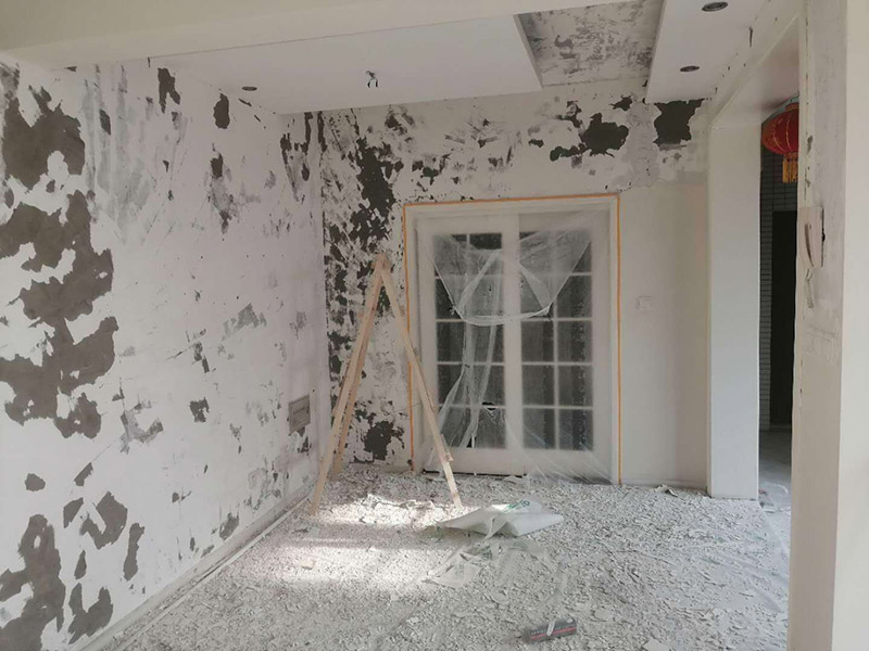 墻面基層刷防固漆：首先我們要把墻體上的工業(yè)大白鏟掉，這種工業(yè)大白是開發(fā)商為了交房刷的一層膩?zhàn)臃?，它會遮蓋空鼓裂縫，所以我們需要鏟掉，然后做基層處理，主要是處理空鼓和裂縫，空鼓用錘子敲開然后用水泥砂漿填平，裂縫就用嵌縫帶嵌上。接著刷一層界面劑，這個(gè)界面劑就是黃墻綠地的效果，可以稱為墻固地固，一般毛坯墻中都會含有工業(yè)氨水，而它會持續(xù)不斷的釋放一種有害氣體--氡氣，這個(gè)氡氣對我們的呼吸道和關(guān)節(jié)有一定的危害，所以界面劑一個(gè)作用就是為了防止墻體中的氡氣進(jìn)入室內(nèi)。也可以增加墻面和膩?zhàn)拥母街?，增?qiáng)刷漆質(zhì)量。地固的話可以防止工地灰塵煙塵太大，會影響工人施工，另外也可以防止灰塵附著在某些家具表面，影響后期家具漆的效果。