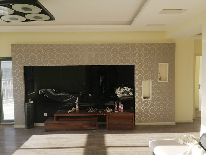 全屋裝修翻新：1、在新管道和舊管道對接前，有必要檢查舊管道是否疏通，避免日后費事。2、廚房清潔間墻磚撤銷，表面找平很重要。廚房清潔間墻面的找平作業(yè)往往是業(yè)主忽略的環(huán)節(jié)?！　?、墻面施工是需要留心的一點。老墻面在改動前必定要做墻面的底層處理，盡量鏟除原始墻面，通過從頭修補和處理，再刷乳膠漆方可保證新墻的穩(wěn)固?！　?、舊房中一般原有的水路管線都有許多不合理的布局或被腐蝕，所以需對水路進行全面檢查。假如原有的管線是已被淘汰的鍍鋅管，在施工中有必要將其替換為銅管、鋁塑復(fù)合管或PP-R管?！　?、砸墻磚及地磚時，避免碎片堵塞下水道;只需表層厚度抵達4毫米的實木地板、實木復(fù)合地板和竹地板方可進行改動。此外，部分改動還會構(gòu)成地板間的新舊差異，因此，不能盲目對地板進行改動。