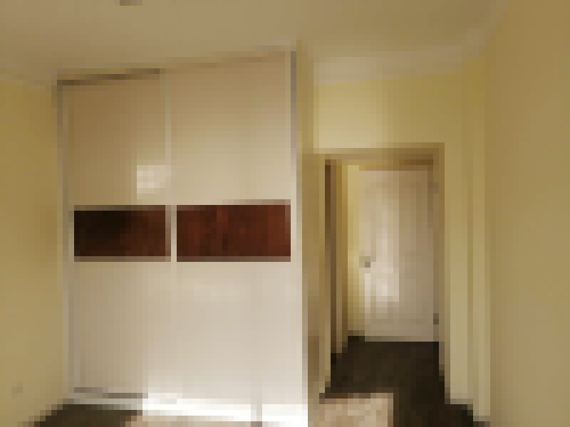 全屋裝修翻新：1、在新管道和舊管道對接前，有必要檢查舊管道是否疏通，避免日后費事。2、廚房清潔間墻磚撤銷，表面找平很重要。廚房清潔間墻面的找平作業(yè)往往是業(yè)主忽略的環(huán)節(jié)?！　?、墻面施工是需要留心的一點。老墻面在改動前必定要做墻面的底層處理，盡量鏟除原始墻面，通過從頭修補和處理，再刷乳膠漆方可保證新墻的穩(wěn)固?！　?、舊房中一般原有的水路管線都有許多不合理的布局或被腐蝕，所以需對水路進行全面檢查。假如原有的管線是已被淘汰的鍍鋅管，在施工中有必要將其替換為銅管、鋁塑復(fù)合管或PP-R管?！　?、砸墻磚及地磚時，避免碎片堵塞下水道;只需表層厚度抵達4毫米的實木地板、實木復(fù)合地板和竹地板方可進行改動。此外，部分改動還會構(gòu)成地板間的新舊差異，因此，不能盲目對地板進行改動。