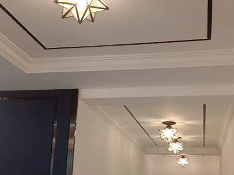 全屋燈具安裝：按照安裝說明書將個部件連成一體，燈內(nèi)穿線的長度應適宜，多股軟線線頭應搪錫，應注意統(tǒng)一配線顏色，便于區(qū)分火線與零線。理順燈內(nèi)線路。 普通式燈頭安裝：將電源線留足維修長度后剪除余先并剝出線頭，用連接螺釘將燈座安裝在接線盒上。 掉線式燈頭安裝：將電源線留足維修長度后剪除余線并剝出線頭，將導線穿過燈頭底座，用連接螺釘將底座固定在接線盒上。取一段燈線，在一端接上燈頭，燈頭內(nèi)應系好保險扣，將燈線另一頭穿入底座蓋碗，燈線在蓋碗內(nèi)系好保險扣并與底座上的電源線用壓接帽連接，旋上扣碗。