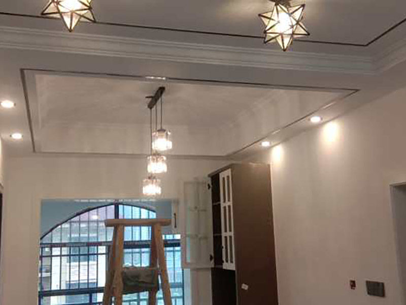 全屋燈具安裝：按照安裝說明書將個部件連成一體，燈內(nèi)穿線的長度應適宜，多股軟線線頭應搪錫，應注意統(tǒng)一配線顏色，便于區(qū)分火線與零線。理順燈內(nèi)線路。 普通式燈頭安裝：將電源線留足維修長度后剪除余先并剝出線頭，用連接螺釘將燈座安裝在接線盒上。 掉線式燈頭安裝：將電源線留足維修長度后剪除余線并剝出線頭，將導線穿過燈頭底座，用連接螺釘將底座固定在接線盒上。取一段燈線，在一端接上燈頭，燈頭內(nèi)應系好保險扣，將燈線另一頭穿入底座蓋碗，燈線在蓋碗內(nèi)系好保險扣并與底座上的電源線用壓接帽連接，旋上扣碗。