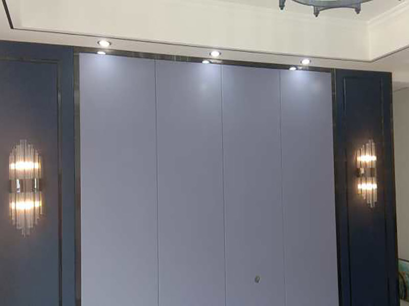 全屋燈具安裝：按照安裝說明書將個部件連成一體，燈內(nèi)穿線的長度應適宜，多股軟線線頭應搪錫，應注意統(tǒng)一配線顏色，便于區(qū)分火線與零線。理順燈內(nèi)線路。 普通式燈頭安裝：將電源線留足維修長度后剪除余先并剝出線頭，用連接螺釘將燈座安裝在接線盒上。 掉線式燈頭安裝：將電源線留足維修長度后剪除余線并剝出線頭，將導線穿過燈頭底座，用連接螺釘將底座固定在接線盒上。取一段燈線，在一端接上燈頭，燈頭內(nèi)應系好保險扣，將燈線另一頭穿入底座蓋碗，燈線在蓋碗內(nèi)系好保險扣并與底座上的電源線用壓接帽連接，旋上扣碗。