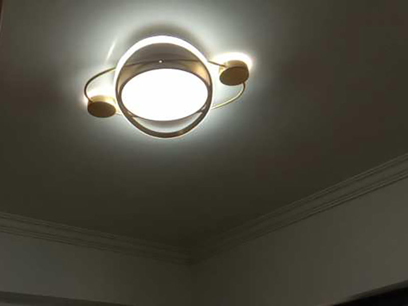 全屋燈具安裝：按照安裝說明書將個部件連成一體，燈內(nèi)穿線的長度應適宜，多股軟線線頭應搪錫，應注意統(tǒng)一配線顏色，便于區(qū)分火線與零線。理順燈內(nèi)線路。 普通式燈頭安裝：將電源線留足維修長度后剪除余先并剝出線頭，用連接螺釘將燈座安裝在接線盒上。 掉線式燈頭安裝：將電源線留足維修長度后剪除余線并剝出線頭，將導線穿過燈頭底座，用連接螺釘將底座固定在接線盒上。取一段燈線，在一端接上燈頭，燈頭內(nèi)應系好保險扣，將燈線另一頭穿入底座蓋碗，燈線在蓋碗內(nèi)系好保險扣并與底座上的電源線用壓接帽連接，旋上扣碗。