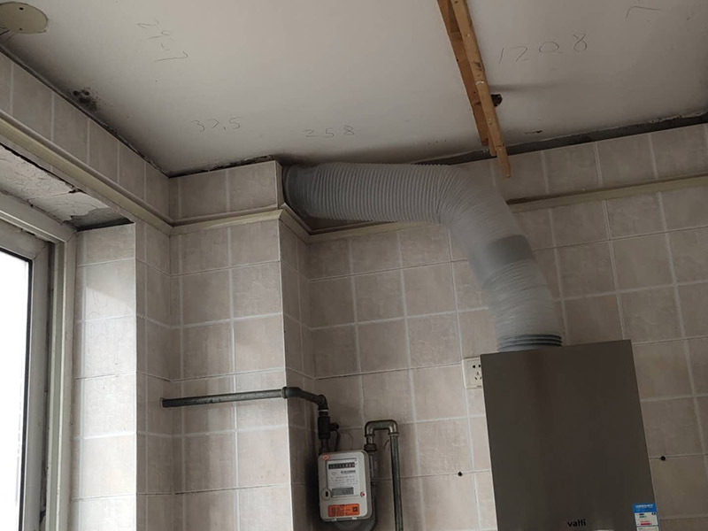 廚房屋頂防水維修：首先，用水泥砂漿找平，同時做好防水層和保護層，然后，檢查基層處理并進行清理，要求不能有任何雜質(zhì)，且屋面必須保持干燥，否則會直接影響防水效果，最后，根據(jù)當(dāng)天的施工量配置相應(yīng)的瀝青，并參照從高到低、從遠到近的順序，開始鋪貼屋面防水卷材。