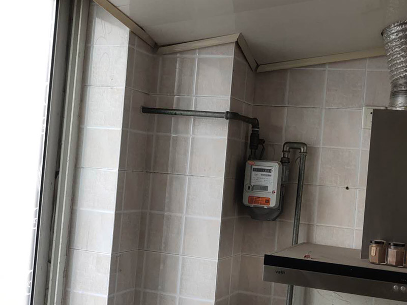 廚房屋頂防水維修：首先，用水泥砂漿找平，同時做好防水層和保護層，然后，檢查基層處理并進行清理，要求不能有任何雜質(zhì)，且屋面必須保持干燥，否則會直接影響防水效果，最后，根據(jù)當(dāng)天的施工量配置相應(yīng)的瀝青，并參照從高到低、從遠到近的順序，開始鋪貼屋面防水卷材。