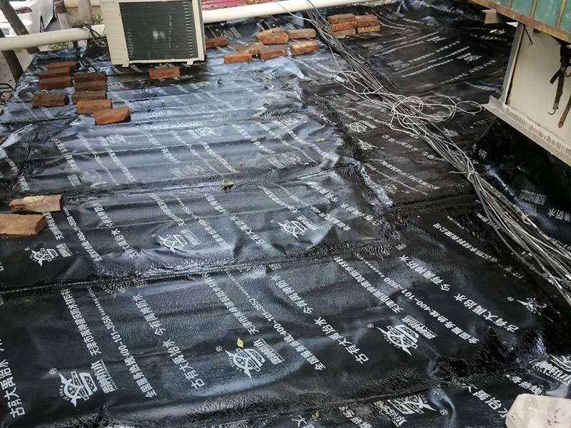 廚房屋頂防水維修：首先，用水泥砂漿找平，同時做好防水層和保護層，然后，檢查基層處理并進行清理，要求不能有任何雜質(zhì)，且屋面必須保持干燥，否則會直接影響防水效果，最后，根據(jù)當(dāng)天的施工量配置相應(yīng)的瀝青，并參照從高到低、從遠到近的順序，開始鋪貼屋面防水卷材。