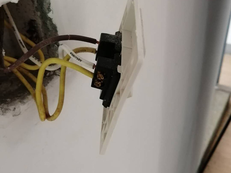 熱水器和插座安裝：首先在浴室外選擇通風(fēng)、安全、牢固的地方固定熱水器，周邊不能有易燃物，離電線氣管保持一米以上的距離。分辨熱水器下面三個(gè)接頭的功能作用，最左邊的一般為熱水管接頭，中間的為氣接頭，右邊的為進(jìn)水接頭，一定要看清標(biāo)識，不然接錯了麻煩就大了。熱水器與水管的連接要用專用高壓管或?qū)Ｓ密洑夤?，千萬不要用硬管直接連接，在高壓管與氣管之間要加裝減壓閥便于調(diào)壓和維修，安裝完后要檢查是否漏水漏氣，在安上排煙管到室外。