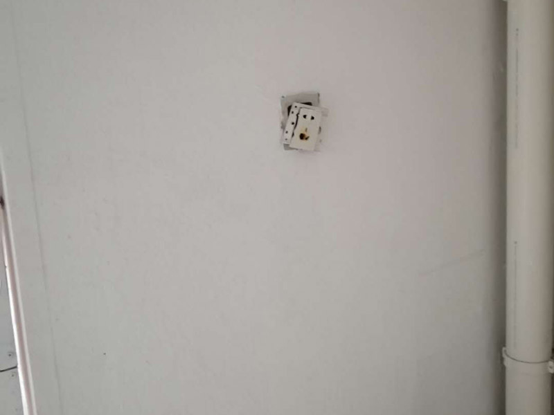 熱水器和插座安裝：首先在浴室外選擇通風(fēng)、安全、牢固的地方固定熱水器，周邊不能有易燃物，離電線氣管保持一米以上的距離。分辨熱水器下面三個(gè)接頭的功能作用，最左邊的一般為熱水管接頭，中間的為氣接頭，右邊的為進(jìn)水接頭，一定要看清標(biāo)識，不然接錯了麻煩就大了。熱水器與水管的連接要用專用高壓管或?qū)Ｓ密洑夤埽f不要用硬管直接連接，在高壓管與氣管之間要加裝減壓閥便于調(diào)壓和維修，安裝完后要檢查是否漏水漏氣，在安上排煙管到室外。