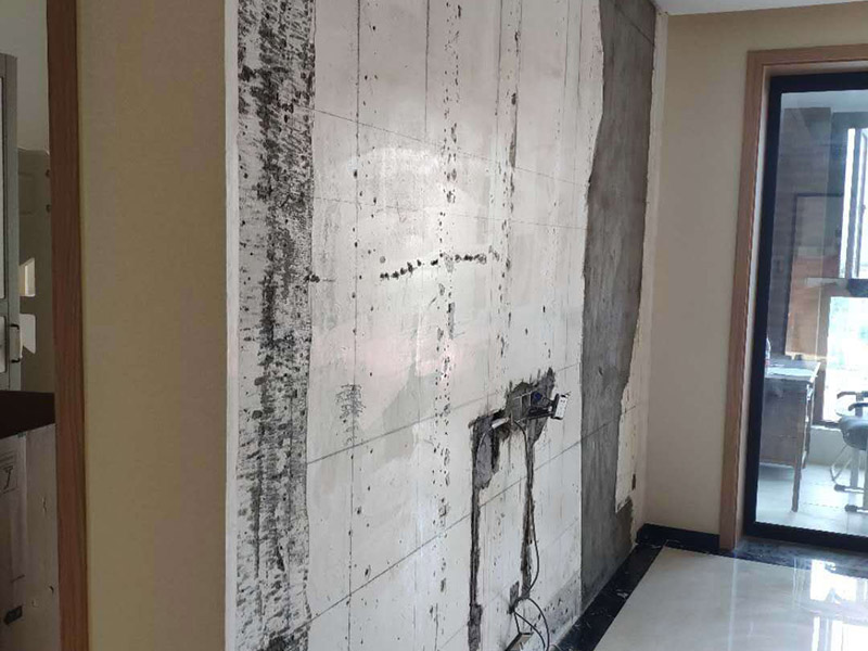 客廳背景墻裝修：1、電視背景墻軟包用的填充材料就是紡織面料和龍骨、木基層板等均應(yīng)進行防火處理。 2、墻面防潮處理應(yīng)均勻涂刷一層清油或滿鋪油紙。不得用瀝青油氈做防潮層。 3、木龍骨宜采用凹槽榫工藝預(yù)制，可整體或分片安裝，與墻體連接應(yīng)緊密、牢固。 4、填充材料制作尺寸應(yīng)正確，棱角應(yīng)方正，應(yīng)與木基層板粘接緊密。 5、織物面料裁剪時經(jīng)緯應(yīng)順直。安裝應(yīng)緊貼墻面，接縫應(yīng)嚴密，花紋應(yīng)吻合，無波紋起伏、翹邊和褶皺，表面應(yīng)清潔。 6、軟包布面與壓線條、貼臉線、踢腳板、電氣盒等交接處應(yīng)嚴密、順直、無毛邊。電氣盒蓋等開洞處，套割尺寸應(yīng)準確。