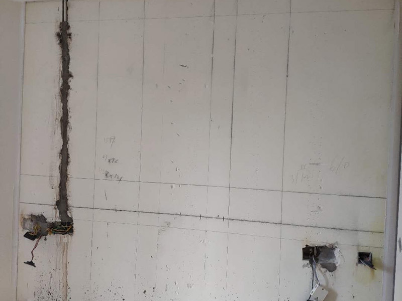 客廳背景墻裝修：1、電視背景墻軟包用的填充材料就是紡織面料和龍骨、木基層板等均應(yīng)進行防火處理。 2、墻面防潮處理應(yīng)均勻涂刷一層清油或滿鋪油紙。不得用瀝青油氈做防潮層。 3、木龍骨宜采用凹槽榫工藝預(yù)制，可整體或分片安裝，與墻體連接應(yīng)緊密、牢固。 4、填充材料制作尺寸應(yīng)正確，棱角應(yīng)方正，應(yīng)與木基層板粘接緊密。 5、織物面料裁剪時經(jīng)緯應(yīng)順直。安裝應(yīng)緊貼墻面，接縫應(yīng)嚴密，花紋應(yīng)吻合，無波紋起伏、翹邊和褶皺，表面應(yīng)清潔。 6、軟包布面與壓線條、貼臉線、踢腳板、電氣盒等交接處應(yīng)嚴密、順直、無毛邊。電氣盒蓋等開洞處，套割尺寸應(yīng)準確。