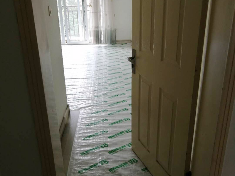 全屋地面保護：首先完成的就是地面的鋪設(shè)。因此，我們在進行其余施工時一定要注意對剛鋪好的地板進行保護。而在裝修時灰塵是一定避免不了的，為了防止嶄新的地板被沾染灰塵以及施工團隊人員等的腳印，最好先在地板上鋪一層防塵布等作為保護膜。除此之外，還是要在一天裝修結(jié)束后的時間里對防塵布等進行灰塵的清除和家居保養(yǎng)工作，特別是灰塵堆積過厚的地方，以免將來裝修結(jié)束后因為灰塵過多清理時意外污染地板。