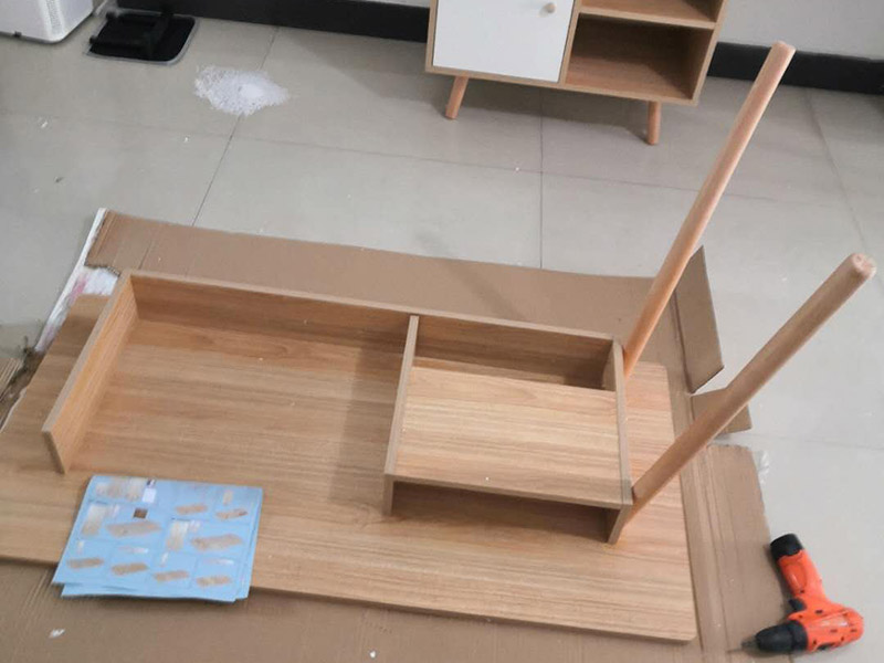 家具柜體安裝：用墊布點(diǎn)好地板，先從靠墻的一端寬du側(cè)板開(kāi)始組裝，將寬側(cè)板平放于地面上(離后墻面保持700mm間隔)。首先將填好的三合一膠塞的板件，平放在墊布上，檢查孔距與圖紙相符，并裝上三合一單連桿。然后將固層釘上木塞，固定于寬側(cè)板上面，頂板大柄孔朝上，其余固層都朝下，腳線(xiàn)大柄孔朝內(nèi)(中間固層與L架高度一致，即底板到固層內(nèi)空為960mm，現(xiàn)場(chǎng)打?qū)影蹇?。放上側(cè)板，釘上木塞，木塞要求連通兩邊的固層。在第二個(gè)柜固層上面裝好雙連桿，留意雙連桿上面大柄只能鎖住一半，即90&deg;。當(dāng)兩件固層與側(cè)板固定后再同時(shí)擰緊大柄。 釘背板：把裝好的整體柜側(cè)放在點(diǎn)好墊布的地板上面，墊平側(cè)板成統(tǒng)一平面。用拉尺量好柜子的對(duì)角尺寸，調(diào)至相等，從寬測(cè)板處開(kāi)始裝第一塊背板，留意假如中間有固層釘釘子時(shí)，先用鉛筆畫(huà)好固層的中央線(xiàn)，再釘釘子。