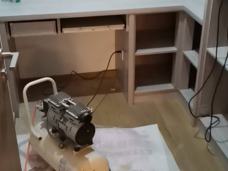 家具柜體安裝：用墊布點(diǎn)好地板，先從靠墻的一端寬du側(cè)板開(kāi)始組裝，將寬側(cè)板平放于地面上(離后墻面保持700mm間隔)。首先將填好的三合一膠塞的板件，平放在墊布上，檢查孔距與圖紙相符，并裝上三合一單連桿。然后將固層釘上木塞，固定于寬側(cè)板上面，頂板大柄孔朝上，其余固層都朝下，腳線(xiàn)大柄孔朝內(nèi)(中間固層與L架高度一致，即底板到固層內(nèi)空為960mm，現(xiàn)場(chǎng)打?qū)影蹇?。放上側(cè)板，釘上木塞，木塞要求連通兩邊的固層。在第二個(gè)柜固層上面裝好雙連桿，留意雙連桿上面大柄只能鎖住一半，即90&deg;。當(dāng)兩件固層與側(cè)板固定后再同時(shí)擰緊大柄。 釘背板：把裝好的整體柜側(cè)放在點(diǎn)好墊布的地板上面，墊平側(cè)板成統(tǒng)一平面。用拉尺量好柜子的對(duì)角尺寸，調(diào)至相等，從寬測(cè)板處開(kāi)始裝第一塊背板，留意假如中間有固層釘釘子時(shí)，先用鉛筆畫(huà)好固層的中央線(xiàn)，再釘釘子。