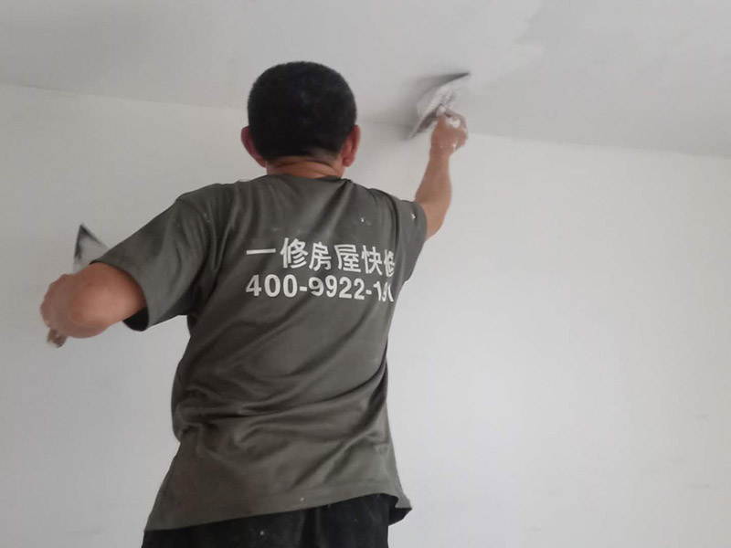 墻面刮膩子找平：刮膩子對不同的墻體有著不同的要求，像比較常見的混凝土的墻面，會出現一些氣孔與鼓起的現象，所以就要先把墻面修平整掉，磨平凸起處，填補凹陷處。如果是預制混凝土的墻面，那么它的表面層就會有一些砂礫與疙瘩的現象，這個時候就需要專業(yè)的施工人員，使用用鋼絲刷把墻面整體的刷一遍。 基層做好處理后，墻面還是會有一些凹陷的地方，這個時候就可以用石膏膩子來補平。將石膏膩子壓實凹陷處，橫抹豎起的地方再重新刮一遍，這樣來確保墻面的平整。 墻面上可能會有油污等這些東西，所以需要涂刷一下火堿水溶液，不過在涂刷時一定要注意，一邊涂刷一邊就要拿清水清洗墻面，這樣不僅可以加快一點速度，而且效果也好。 刮膩子之前，噴刷一遍粘結劑，就可以開始刮膩子了。在刮膩子的時候注意，避免留下浮膩子以及刮痕，防止膩子上沾上灰塵、砂礫等雜物，然后按照規(guī)范刮就可以了。