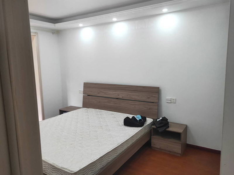 如果原墻面只是簡單的變舊bai沒有剝du離現(xiàn)象，可以直接清理干凈，用滾刷或噴涂zhi機(jī)滾（噴）一遍云泉水性漆dao，等干透然后在上二遍就OK了！ 如果有裂縫或爆皮的，需要清理干凈浮塵再用鏟除墻面，有坑不平處用石膏找平，有裂縫的用布袋或網(wǎng)刷乳白膠粘貼到裂縫處，裂縫處需要刮兩遍膩?zhàn)拥谝槐槭菫榱损ぷ〔即途W(wǎng)，第二遍找平，最后墻面一定要平整，然后再刷云泉水性漆就可以了！也是刷兩遍就OK了！