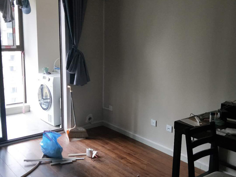 全屋線路明管安裝:明線管安裝在墻面，不是很好，線卡、接線盒和開關(guān)安裝在墻面不好看，主要是開關(guān)和線管交接處就不好處理。建議你采用PVC槽板安裝，方正，固定的釘在槽板內(nèi)，開關(guān)和槽板接處很好，如果發(fā)生什么問題也好處理。