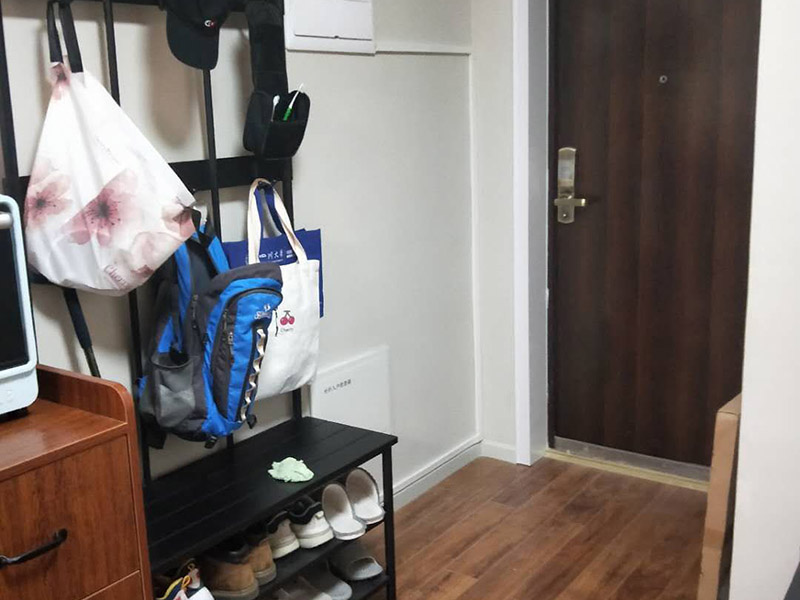 全屋線路明管安裝:明線管安裝在墻面，不是很好，線卡、接線盒和開關(guān)安裝在墻面不好看，主要是開關(guān)和線管交接處就不好處理。建議你采用PVC槽板安裝，方正，固定的釘在槽板內(nèi)，開關(guān)和槽板接處很好，如果發(fā)生什么問題也好處理。