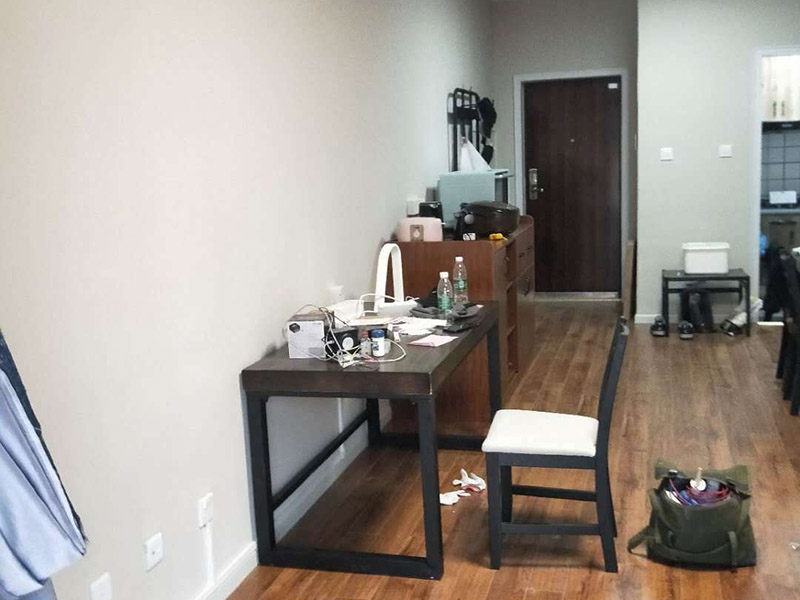 全屋線路明管安裝:明線管安裝在墻面，不是很好，線卡、接線盒和開關(guān)安裝在墻面不好看，主要是開關(guān)和線管交接處就不好處理。建議你采用PVC槽板安裝，方正，固定的釘在槽板內(nèi)，開關(guān)和槽板接處很好，如果發(fā)生什么問題也好處理。