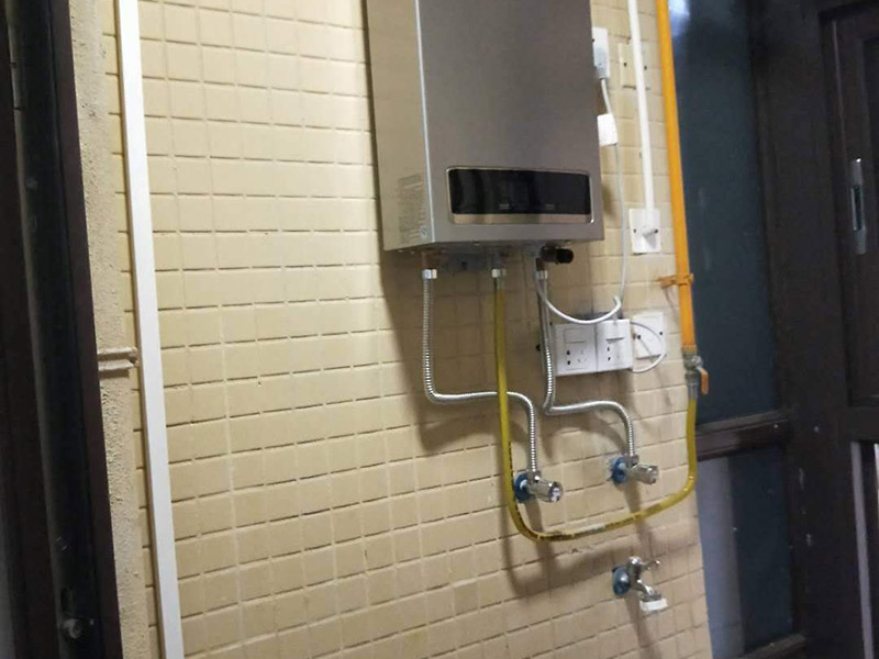 全屋線路明管安裝:明線管安裝在墻面，不是很好，線卡、接線盒和開關(guān)安裝在墻面不好看，主要是開關(guān)和線管交接處就不好處理。建議你采用PVC槽板安裝，方正，固定的釘在槽板內(nèi)，開關(guān)和槽板接處很好，如果發(fā)生什么問題也好處理。