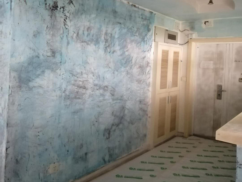 舊房墻面翻新裝修:先用刀或鐵刷去除剝落墻面的漆膜，再用砂紙磨平表面即可。進(jìn)行墻面刷漆翻新，那就需要把粘貼的壁紙給拆下來，不然壁紙遮蓋住的地方會看不到。以批土刀將批土填平凹洞裂縫，等到完全干燥后，再用砂紙磨平。墻面病變可能有污漬、起泡、開裂、片落或粉化等很多種，這些都要針對進(jìn)行處理。底漆&rdquo;涂料是專門用于墻面不需特別處理的壁面，至于有問題的壁面就必須先針對其問題，選擇特殊且專治此特殊問題的&ldquo;底漆&rdquo;。 乳膠漆的施工方法主要有三種，刷涂、滾涂和噴涂；不管哪種涂刷法，一定要注意使用底漆，既保護(hù)墻面又可省錢。底漆可以使底材疏松度均一，提高面漆的涂布率，節(jié)省面漆。底漆比面漆便宜很多，這樣一來花費反而會更少。其次，刷一遍漆能夠幫助面漆提高漆膜的豐滿度，讓人覺得顏色飽滿，更有質(zhì)感。