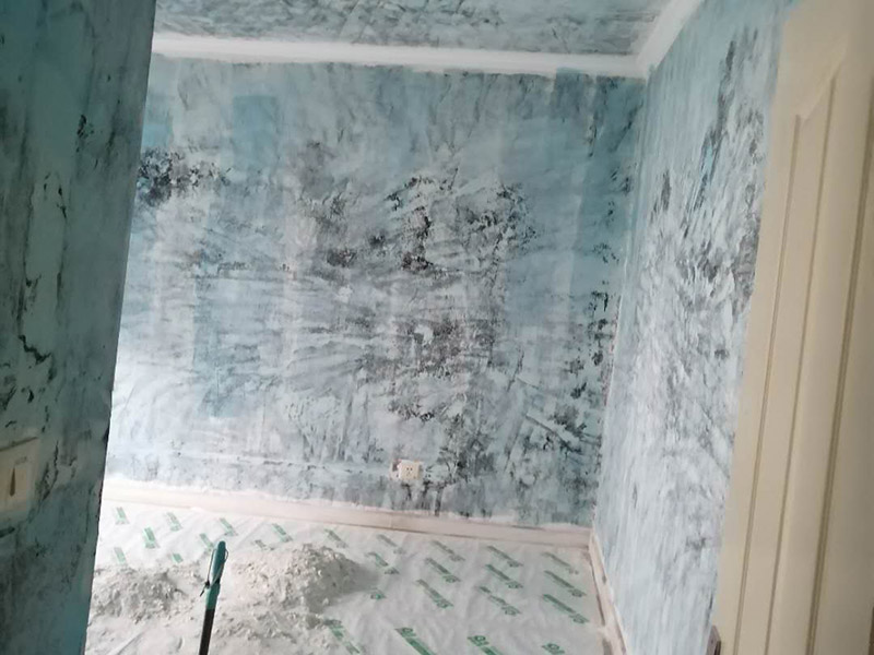 舊房墻面翻新裝修:先用刀或鐵刷去除剝落墻面的漆膜，再用砂紙磨平表面即可。進(jìn)行墻面刷漆翻新，那就需要把粘貼的壁紙給拆下來，不然壁紙遮蓋住的地方會看不到。以批土刀將批土填平凹洞裂縫，等到完全干燥后，再用砂紙磨平。墻面病變可能有污漬、起泡、開裂、片落或粉化等很多種，這些都要針對進(jìn)行處理。底漆&rdquo;涂料是專門用于墻面不需特別處理的壁面，至于有問題的壁面就必須先針對其問題，選擇特殊且專治此特殊問題的&ldquo;底漆&rdquo;。 乳膠漆的施工方法主要有三種，刷涂、滾涂和噴涂；不管哪種涂刷法，一定要注意使用底漆，既保護(hù)墻面又可省錢。底漆可以使底材疏松度均一，提高面漆的涂布率，節(jié)省面漆。底漆比面漆便宜很多，這樣一來花費反而會更少。其次，刷一遍漆能夠幫助面漆提高漆膜的豐滿度，讓人覺得顏色飽滿，更有質(zhì)感。