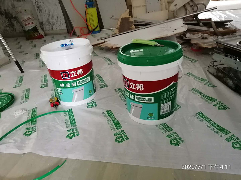 舊房墻面翻新裝修:先用刀或鐵刷去除剝落墻面的漆膜，再用砂紙磨平表面即可。進(jìn)行墻面刷漆翻新，那就需要把粘貼的壁紙給拆下來，不然壁紙遮蓋住的地方會看不到。以批土刀將批土填平凹洞裂縫，等到完全干燥后，再用砂紙磨平。墻面病變可能有污漬、起泡、開裂、片落或粉化等很多種，這些都要針對進(jìn)行處理。底漆&rdquo;涂料是專門用于墻面不需特別處理的壁面，至于有問題的壁面就必須先針對其問題，選擇特殊且專治此特殊問題的&ldquo;底漆&rdquo;。 乳膠漆的施工方法主要有三種，刷涂、滾涂和噴涂；不管哪種涂刷法，一定要注意使用底漆，既保護(hù)墻面又可省錢。底漆可以使底材疏松度均一，提高面漆的涂布率，節(jié)省面漆。底漆比面漆便宜很多，這樣一來花費反而會更少。其次，刷一遍漆能夠幫助面漆提高漆膜的豐滿度，讓人覺得顏色飽滿，更有質(zhì)感。