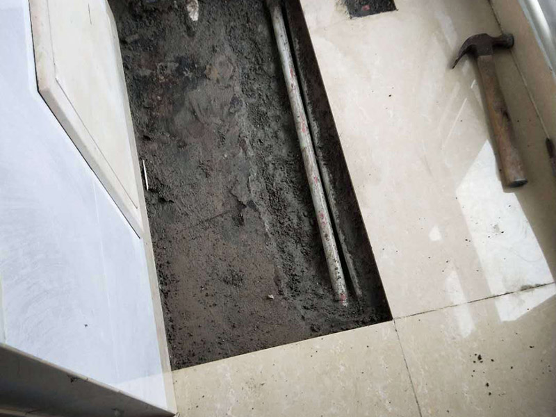 水管打壓測漏點：先關(guān)掉房屋進水管總閥門。接下來關(guān)掉房屋內(nèi)所有水龍頭開關(guān)、所有角閥開關(guān)，并拆掉熱水器的進水管（防止打壓時損壞熱水器）。先拆掉一個水龍頭進行保壓測試，用打壓器打8到10公斤水壓進行測試，看是否保壓，結(jié)果保不住壓，初步說明業(yè)主家自來水管有漏水嫌疑。然后繼續(xù)打氣壓測試，測試的結(jié)果同樣掉壓，可以判定該屋自來水管存在漏水現(xiàn)象。 經(jīng)過專業(yè)測漏儀器中&ldquo;頻譜分析、濾波分析和精測&rdquo;三種方法的檢測，最終結(jié)果都指向同一位置，那么，可以確定該處位置為房屋自來水管道的漏水點。 確定房屋自來水管道的&ldquo;漏水點&rdquo;位置后，開始現(xiàn)場挖掘。