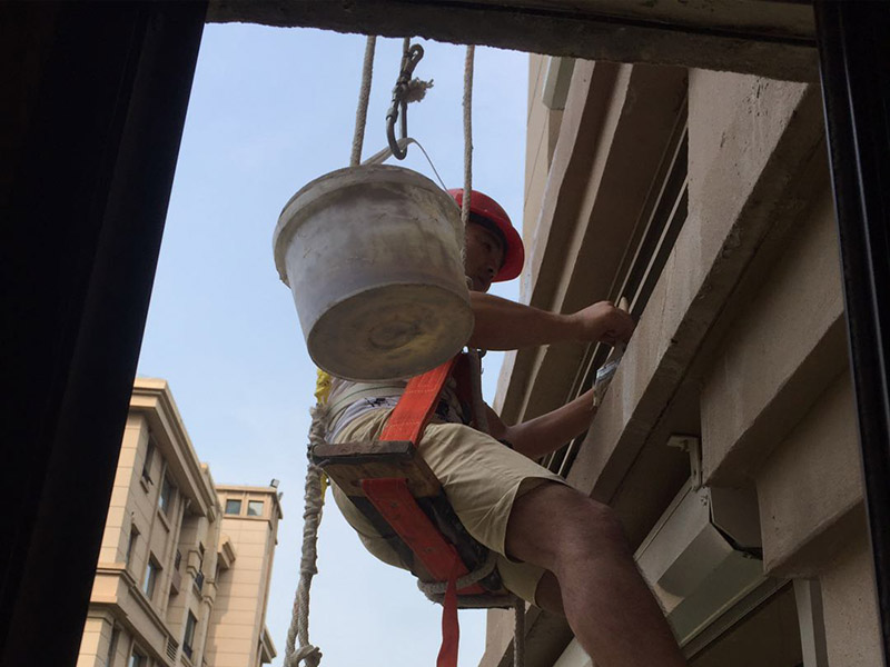 高空外墻防水：外墻面洞和較大裂縫防水密封前用噴水槍等工具將待治理的外墻面、伸縮縫、窗框等部位清理干凈，使施工的外墻面及縫、孔、洞部位達(dá)到無油、無塵土、無水泥松散顆粒等雜物。待其干燥后，將孔、洞、縫用防水密封材料嵌填密實(shí)，并達(dá)到與原顏色一致，再用快速堵漏靈和透明防水膠膜進(jìn)行精心施工。 整體條形瓷磚外墻面防水，采用高效環(huán)保型憎水進(jìn)行精心施工。該材料具有防水性能優(yōu)異、透氣性能良好、施工方便、使用安全、質(zhì)量可靠、耐久性好等特點(diǎn)。