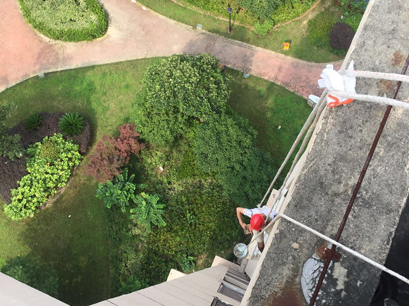 高空外墻防水：外墻面洞和較大裂縫防水密封前用噴水槍等工具將待治理的外墻面、伸縮縫、窗框等部位清理干凈，使施工的外墻面及縫、孔、洞部位達(dá)到無油、無塵土、無水泥松散顆粒等雜物。待其干燥后，將孔、洞、縫用防水密封材料嵌填密實(shí)，并達(dá)到與原顏色一致，再用快速堵漏靈和透明防水膠膜進(jìn)行精心施工。 整體條形瓷磚外墻面防水，采用高效環(huán)保型憎水進(jìn)行精心施工。該材料具有防水性能優(yōu)異、透氣性能良好、施工方便、使用安全、質(zhì)量可靠、耐久性好等特點(diǎn)。