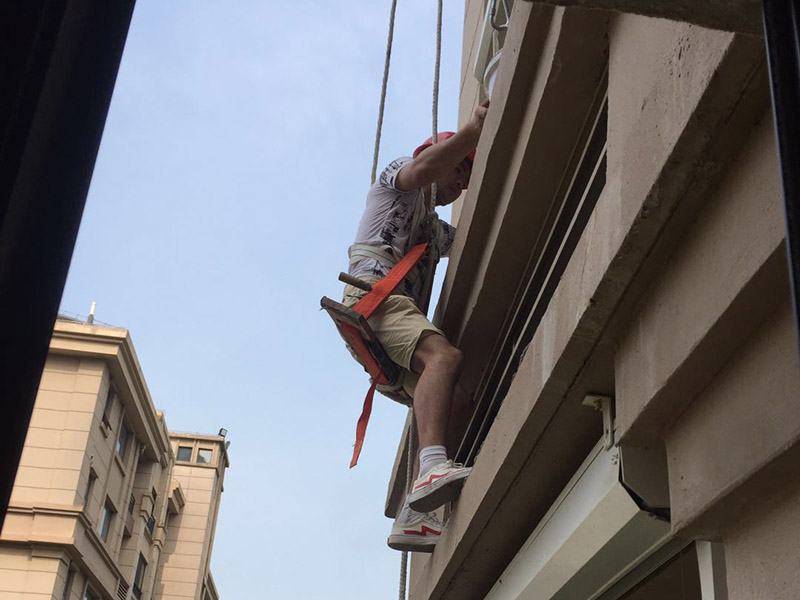 高空外墻防水：外墻面洞和較大裂縫防水密封前用噴水槍等工具將待治理的外墻面、伸縮縫、窗框等部位清理干凈，使施工的外墻面及縫、孔、洞部位達(dá)到無油、無塵土、無水泥松散顆粒等雜物。待其干燥后，將孔、洞、縫用防水密封材料嵌填密實(shí)，并達(dá)到與原顏色一致，再用快速堵漏靈和透明防水膠膜進(jìn)行精心施工。 整體條形瓷磚外墻面防水，采用高效環(huán)保型憎水進(jìn)行精心施工。該材料具有防水性能優(yōu)異、透氣性能良好、施工方便、使用安全、質(zhì)量可靠、耐久性好等特點(diǎn)。