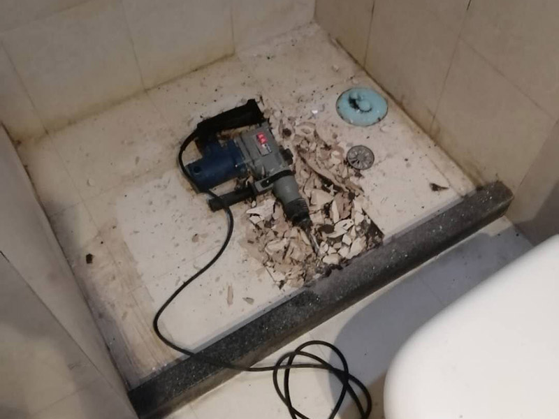 浴室地面拆除重裝：首先要進(jìn)行地面處理，確保地面干凈，沒(méi)有任何雜物污染，基層表面堅(jiān)實(shí)，無(wú)脫皮等現(xiàn)象，還要進(jìn)行地面找平，保證地面平整，沒(méi)有較大的缺陷和補(bǔ)痕。 在刷涂料前，要保證衛(wèi)生間的干凈，干燥。防水涂料要刷全面，與基層結(jié)合牢固，不會(huì)出現(xiàn)氣泡，脫落等問(wèn)題。我們涂刷時(shí)，要由下至上，先墻后地涂刷。一般來(lái)說(shuō)，衛(wèi)生間的防水要做到180厘米，非淋浴墻面防水不能低于35厘米。小編建議防水統(tǒng)一做到180厘米。刷涂料不僅要注意高度，還有注意涂刷的厚度，國(guó)家規(guī)定防水涂料要涂到1.5毫米厚。防水涂料是要刷兩遍，第二遍涂料是要等第一遍涂料干透之后才能開(kāi)始刷。 還要在防水層上再鋪一層保護(hù)層，保護(hù)層要完全覆蓋防水層，與之結(jié)合牢固，不能存在裂紋、氣泡、脫落等問(wèn)題。 在做閉水試驗(yàn)前，要把衛(wèi)生間所有的下水都堵住，并且在衛(wèi)生間門口做一個(gè)簡(jiǎn)易25厘米高的門檻，把衛(wèi)生間封好，再往衛(wèi)生間灌入20厘米高的水。24小時(shí)之后，衛(wèi)生間的水沒(méi)有滲漏，才能算衛(wèi)生間防水工程合格。