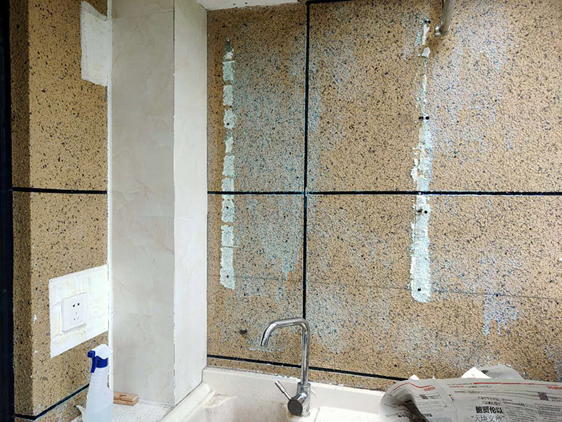 陽臺瓷磚鋪貼;準備粘結(jié)劑前，瓷磚不應(yīng)浸水，但要用鋼絲刷除去磚背面的松散物質(zhì)，并用濕布抹去磚背的浮塵。用符合所需膠層厚度的齒型抹刀的直邊將攪拌好的膠粘劑批到基面上，沿瓷磚縫方向?qū)⒛z粘劑層梳理成均勻條狀。目的是為了控制粘結(jié)劑的厚度、用量并使瓷磚粘貼面積能夠更加均勻。在鋪壓瓷磚前，在瓷磚背面也批一薄層粘結(jié)劑。這種雙批法雖然用的材料和工時比較多，但卻能夠保證粘貼的質(zhì)量和耐久性。在粘結(jié)劑量置晾時間內(nèi)，將準備好的瓷磚鋪壓到位，垂直于梳理方向輕微搓動以排出磚下的空氣。鋪貼到位后用橡皮錘輕擊，用尺寸合適的十字定位架來調(diào)整表面平整度及接縫的平直。鋪設(shè)好的磚面應(yīng)該及時清理干凈，特別是去除殘留其上的粘結(jié)劑。合格的粘結(jié)劑干硬后即使在陶瓷磚面上也不易被清除掉。清理好的瓷磚面應(yīng)該立即擺放標識進行隔離，避免污染或擾動，直到下一個填縫工序。