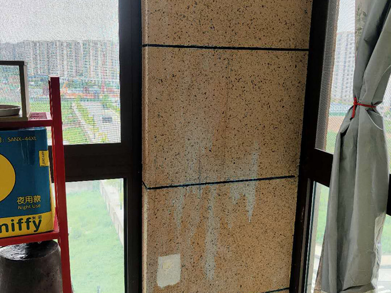 陽臺瓷磚鋪貼;準備粘結(jié)劑前，瓷磚不應(yīng)浸水，但要用鋼絲刷除去磚背面的松散物質(zhì)，并用濕布抹去磚背的浮塵。用符合所需膠層厚度的齒型抹刀的直邊將攪拌好的膠粘劑批到基面上，沿瓷磚縫方向?qū)⒛z粘劑層梳理成均勻條狀。目的是為了控制粘結(jié)劑的厚度、用量并使瓷磚粘貼面積能夠更加均勻。在鋪壓瓷磚前，在瓷磚背面也批一薄層粘結(jié)劑。這種雙批法雖然用的材料和工時比較多，但卻能夠保證粘貼的質(zhì)量和耐久性。在粘結(jié)劑量置晾時間內(nèi)，將準備好的瓷磚鋪壓到位，垂直于梳理方向輕微搓動以排出磚下的空氣。鋪貼到位后用橡皮錘輕擊，用尺寸合適的十字定位架來調(diào)整表面平整度及接縫的平直。鋪設(shè)好的磚面應(yīng)該及時清理干凈，特別是去除殘留其上的粘結(jié)劑。合格的粘結(jié)劑干硬后即使在陶瓷磚面上也不易被清除掉。清理好的瓷磚面應(yīng)該立即擺放標識進行隔離，避免污染或擾動，直到下一個填縫工序。