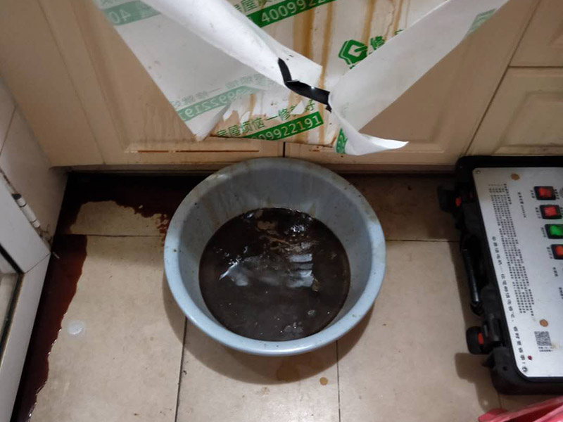 油煙機(jī)清洗服務(wù)：1、拆卸清洗件：首先切斷抽油煙機(jī)電源后把油煙機(jī)從吊裝位置卸下，然后對(duì)油煙機(jī)其進(jìn)行解體，依次取出：照明燈泡、集油盒、底面板、密封圈、葉輪，最后提出機(jī)體內(nèi)芯。 2、浸泡清洗件：找一個(gè)較大的容器，再倒入清洗液，將拆下的部件進(jìn)行放置里邊浸泡。清洗液數(shù)量不要太少也不要太多，以能泡過(guò)所拆清洗件為準(zhǔn)。大件則應(yīng)采用抹布蘸清洗液進(jìn)行沖洗。清洗件浸泡時(shí)間根據(jù)油污程度而定，一般15－20分鐘為宜。 3、刷洗污件：經(jīng)過(guò)浸泡后的油污部件比較容易清洗，一般用鐵刷、毛刷蘸清洗液進(jìn)行反復(fù)清洗就可以洗干凈。但油污嚴(yán)重的油煙機(jī)則要采取特殊清洗措施才可以清洗干凈，需要請(qǐng)專業(yè)的清洗服務(wù)人員進(jìn)行清洗！