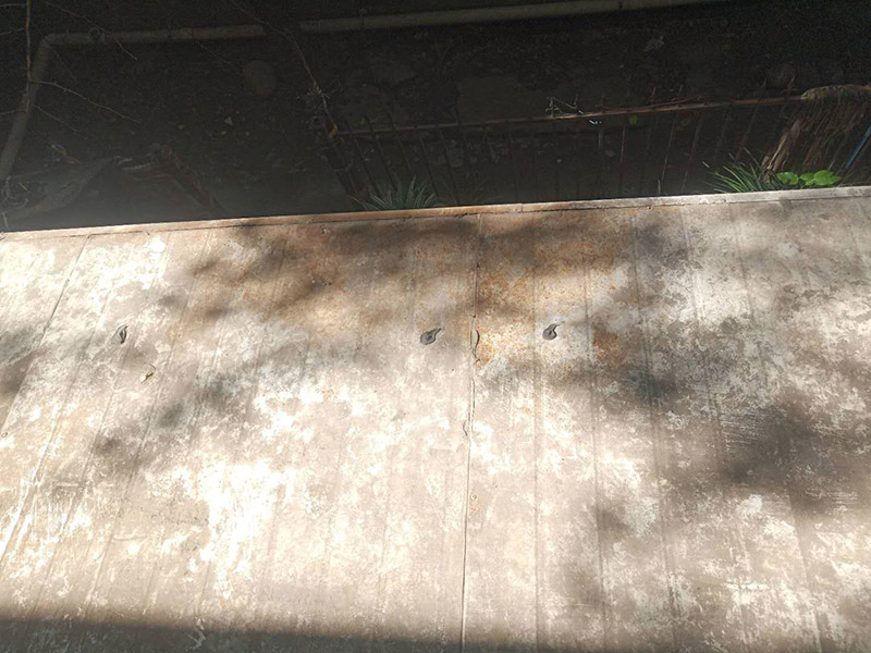 雨棚防水施工：1、待軟性防水層充分冷卻后，將塑料彩條棚布鋪設(shè)其上形成浮筑層(兩塊棚布須重疊)，起剛性水泥層和軟性防水層滑動(dòng)間隔用。 2、鋪設(shè)5厘米厚的細(xì)石混凝土，內(nèi)用4毫米直徑的鐵絲結(jié)成孔徑小于10&times;10厘米的鐵絲網(wǎng)，加強(qiáng)混凝土的抗拉力。 3、剛性水泥層與女兒墻、立墻間留分格縫，可有效地防止其開裂。 4、大面積屋頂須設(shè)置分格縫，縫隙2厘米，鋼筋在分格縫必須分開?；炷脸浞指赏负螅指窨p內(nèi)清掃干凈，并填充防水油膏。分格縫因順坡度設(shè)置并錯(cuò)開軟性防水層接縫。因分格縫的防水質(zhì)量難保證，必須嚴(yán)格操作。 5、剛性層鋪設(shè)時(shí)，表面必須形成坡度，加快積水排出屋面。 整個(gè)防水屋面鋪設(shè)完畢后，防水層由七層組成：防水油膏、油毛氈、防水油膏、油毛氈、防水油膏、塑料彩條棚布、混凝土。